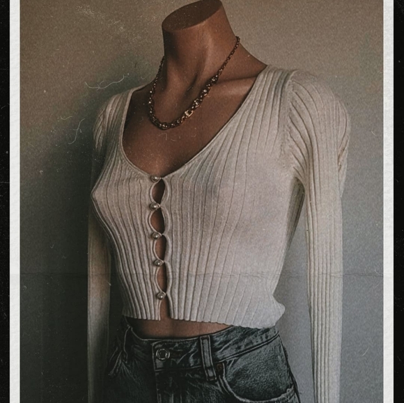 🆕️The Lorraine// Ivory pearl button crop top - Picture 3 of 9